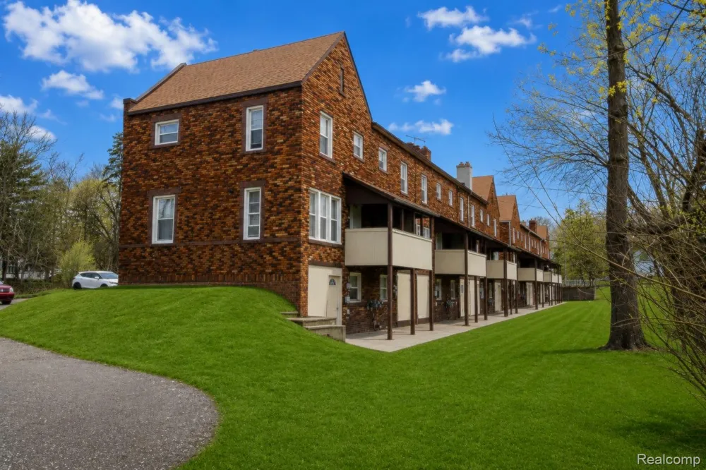 25 Maynard Court Pontiac City, MI 48342