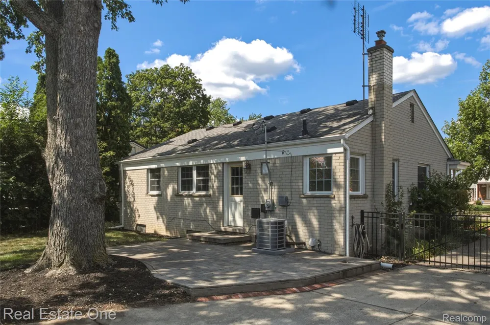 29929 Orangelawn Street Livonia City, MI 48150