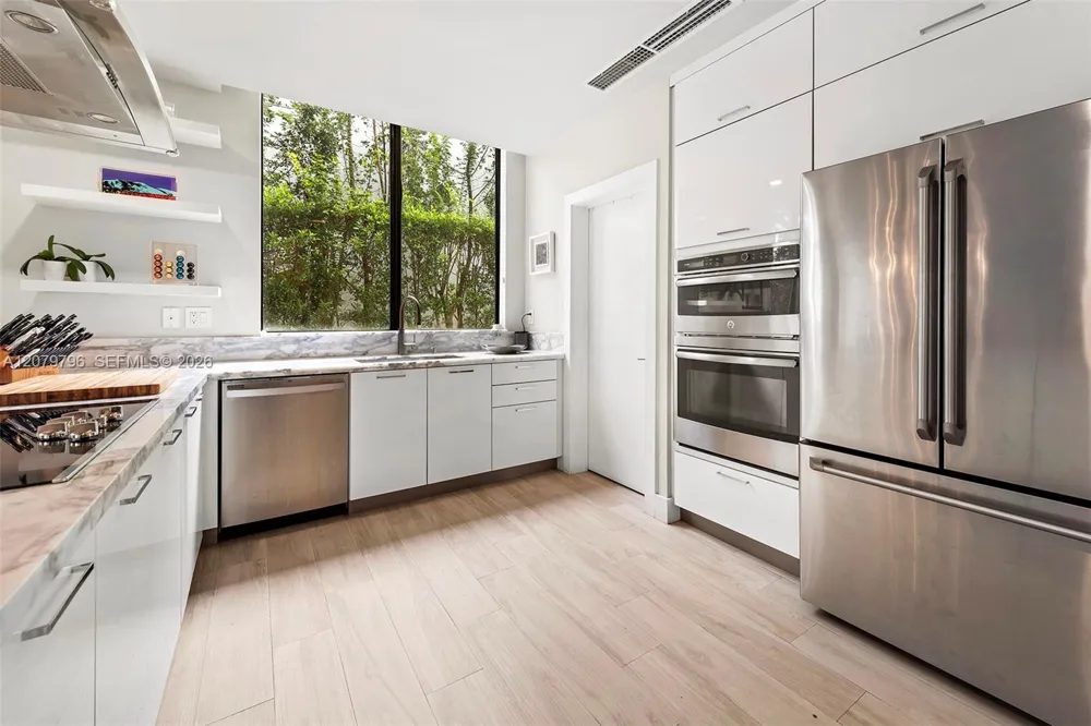8611 Arboretum Ln Miami, FL 33138