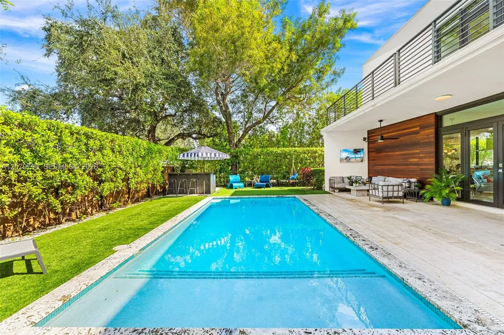 8611 Arboretum Ln Miami, FL 33138