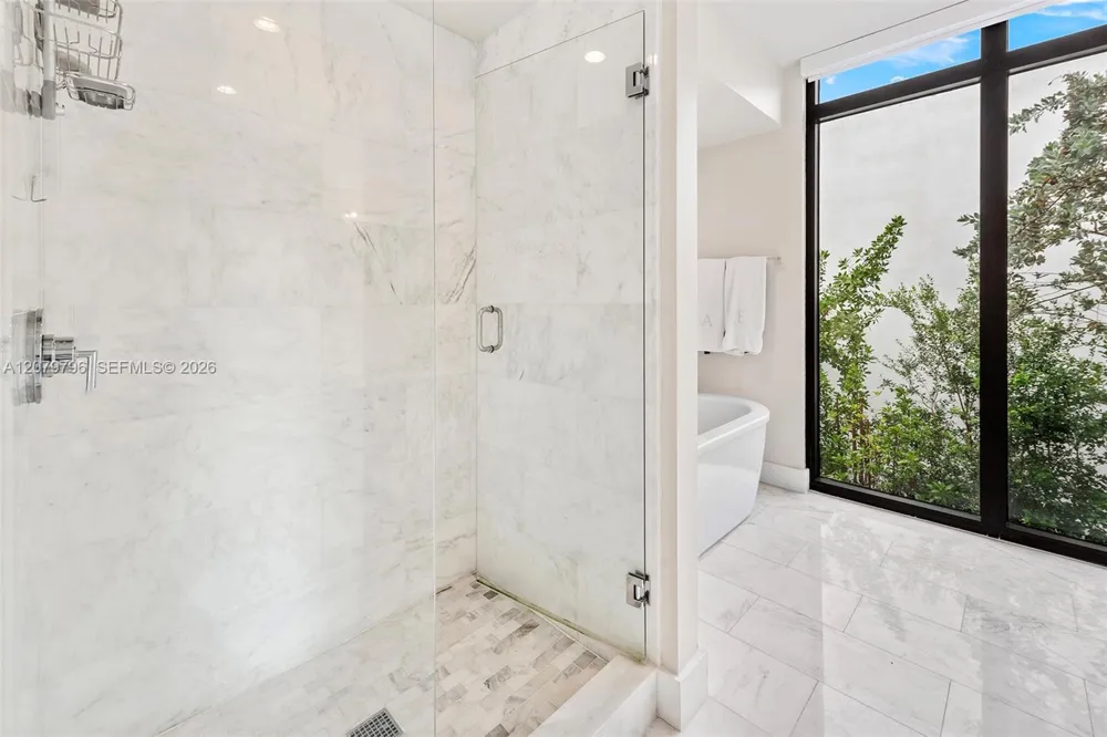 8611 Arboretum Ln Miami, FL 33138