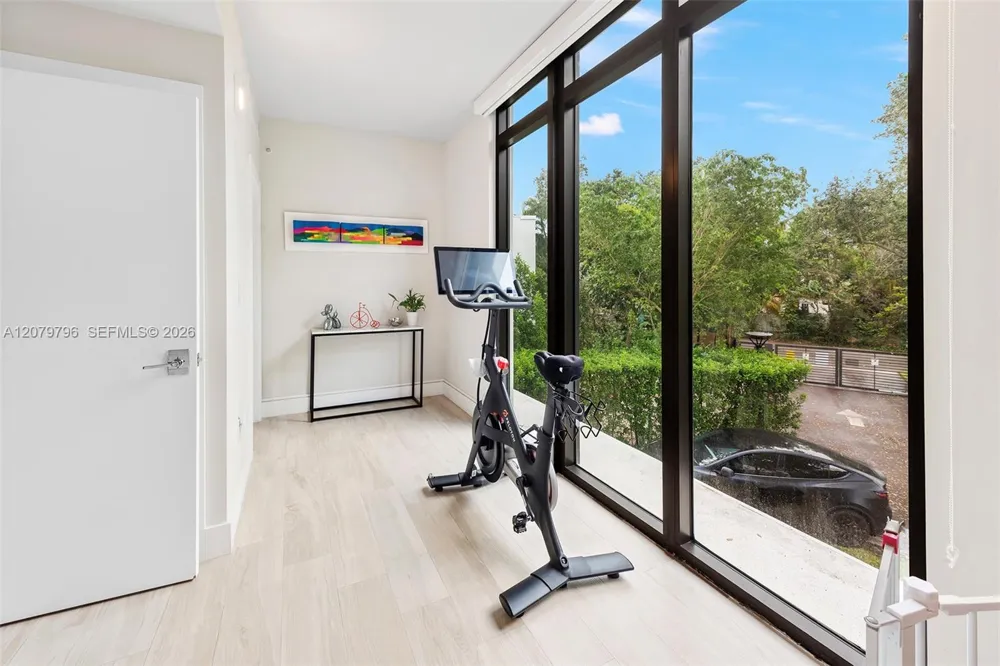 8611 Arboretum Ln Miami, FL 33138