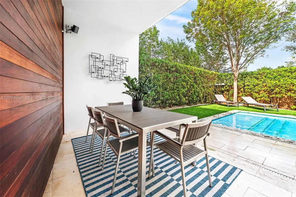 8611 Arboretum Ln Miami, FL 33138