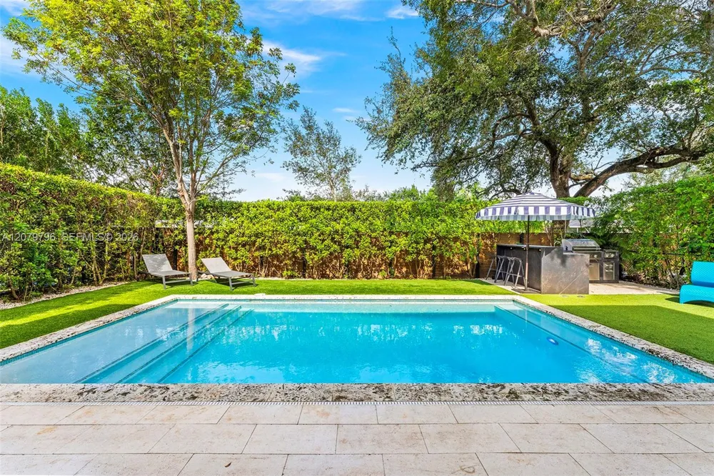 8611 Arboretum Ln Miami, FL 33138