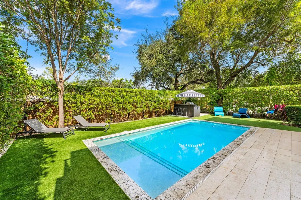8611 Arboretum Ln Miami, FL 33138