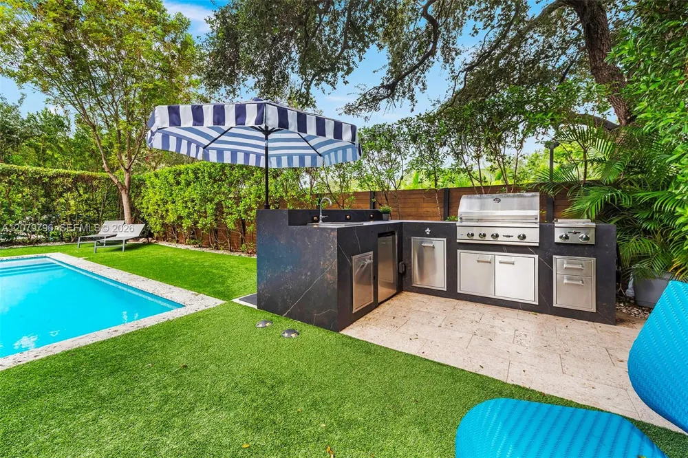 8611 Arboretum Ln Miami, FL 33138