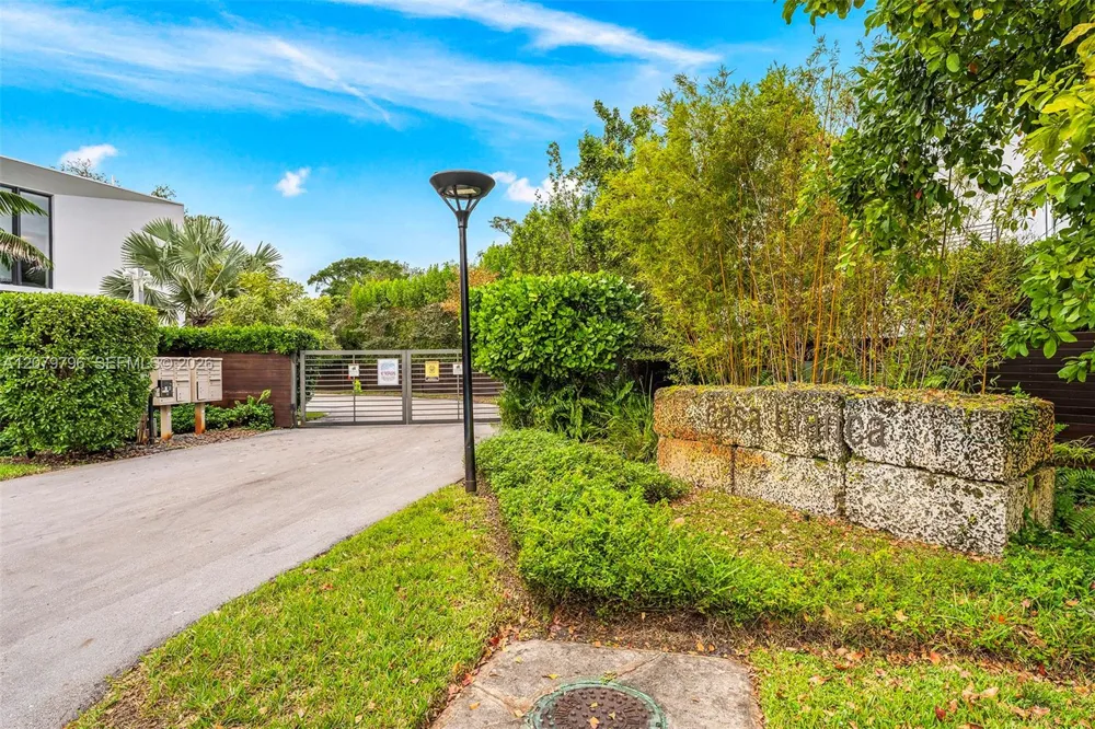 8611 Arboretum Ln Miami, FL 33138