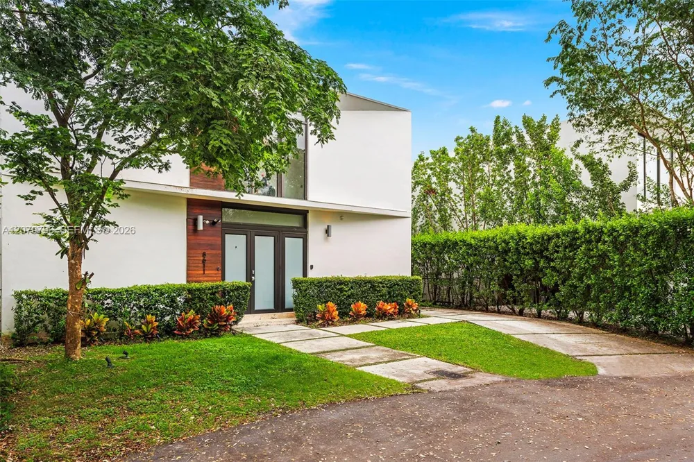 8611 Arboretum Ln Miami, FL 33138
