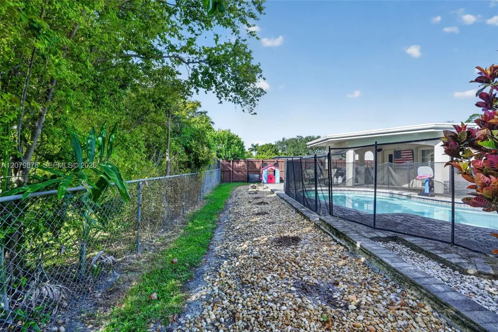 18569 SW 89th Pl Cutler Bay, FL 33157