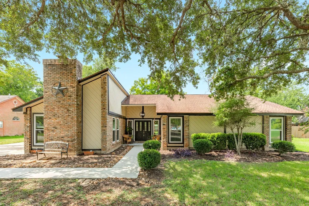 54 Royal Oak Circle Lake Jackson, TX 77566