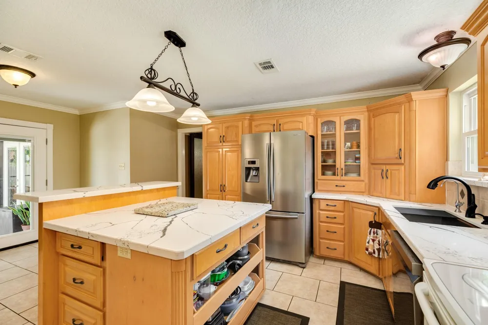 54 Royal Oak Circle Lake Jackson, TX 77566