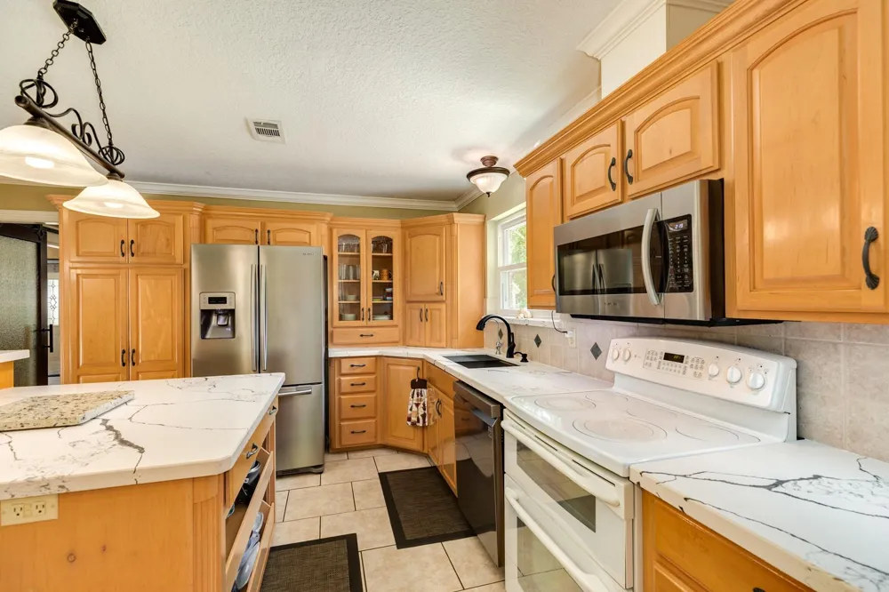 54 Royal Oak Circle Lake Jackson, TX 77566