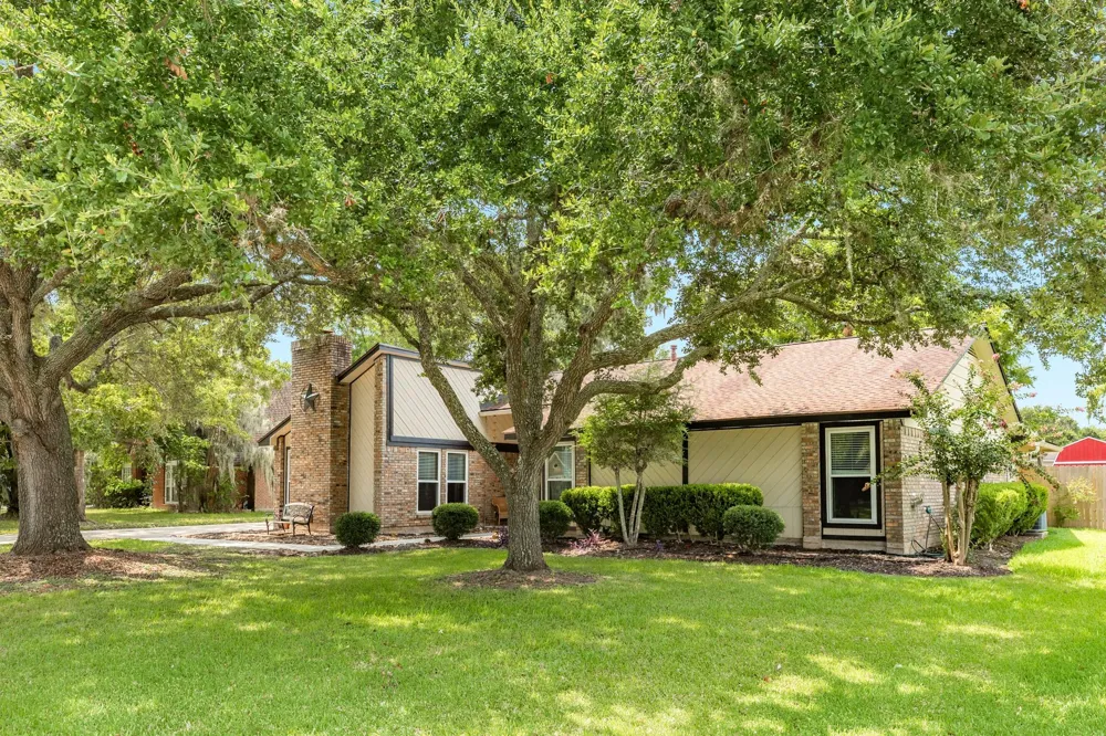 54 Royal Oak Circle Lake Jackson, TX 77566