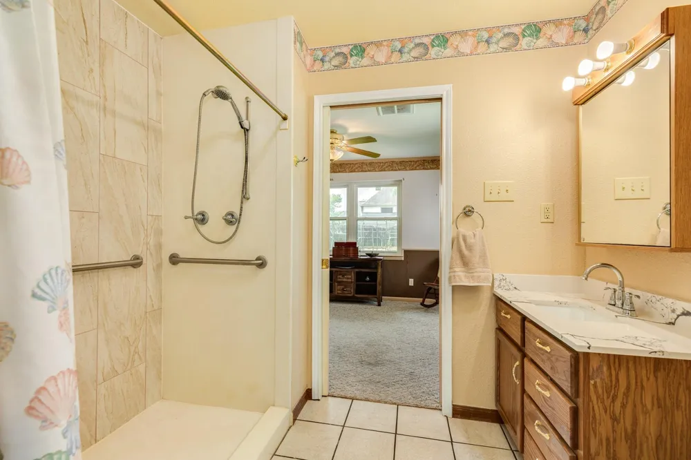 54 Royal Oak Circle Lake Jackson, TX 77566
