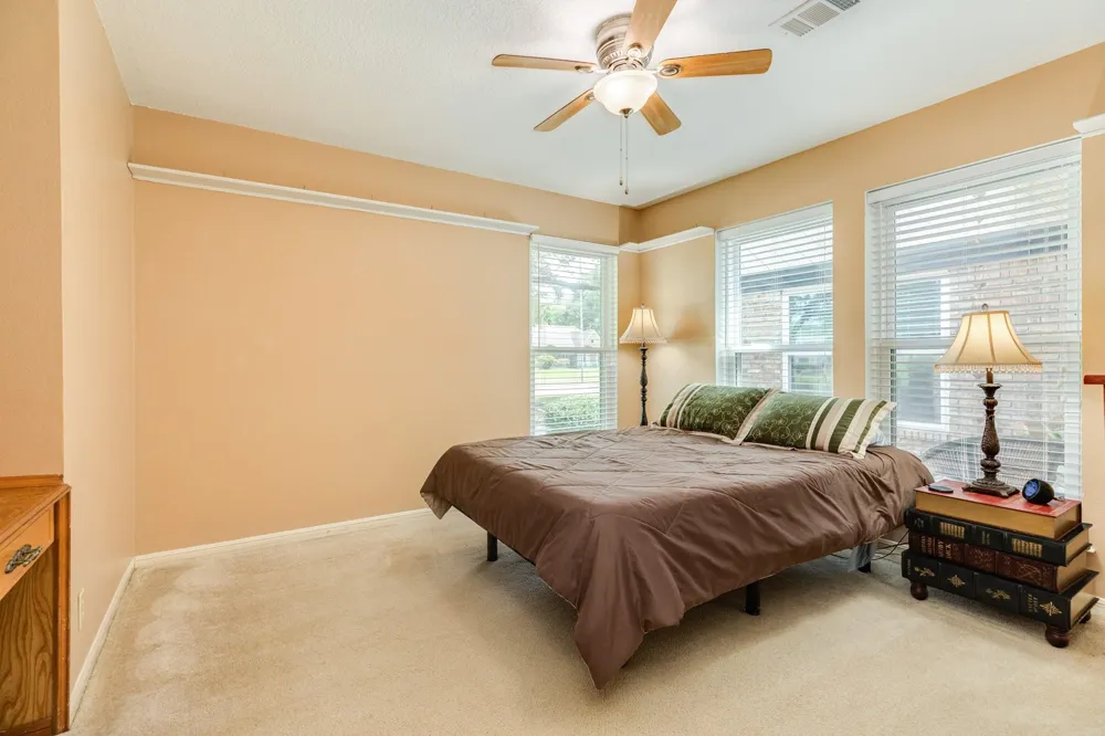 54 Royal Oak Circle Lake Jackson, TX 77566