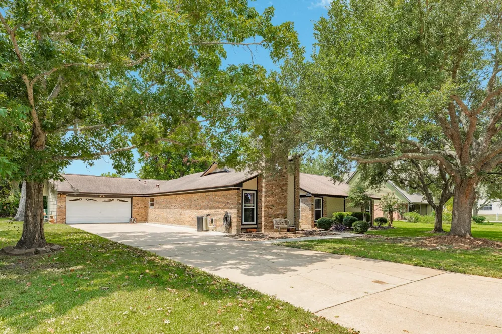 54 Royal Oak Circle Lake Jackson, TX 77566
