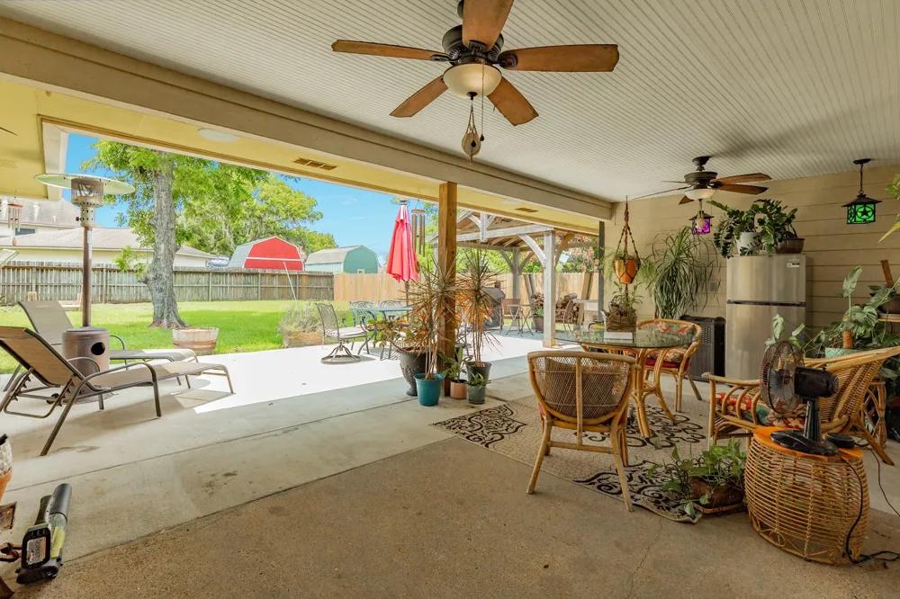 54 Royal Oak Circle Lake Jackson, TX 77566