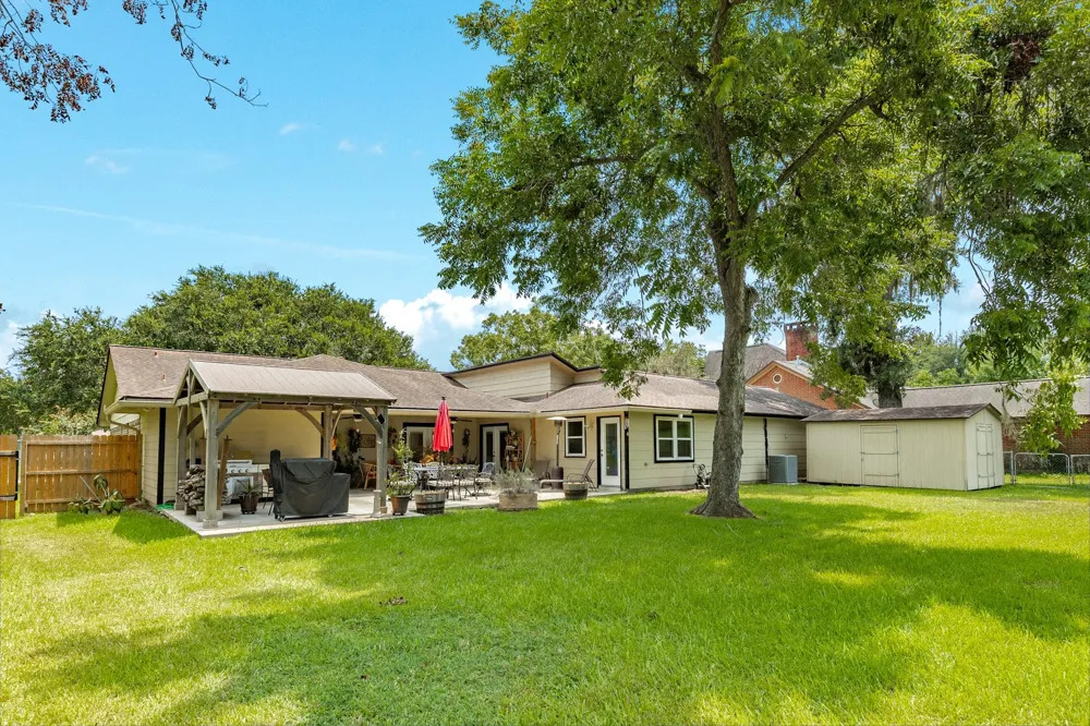 54 Royal Oak Circle Lake Jackson, TX 77566