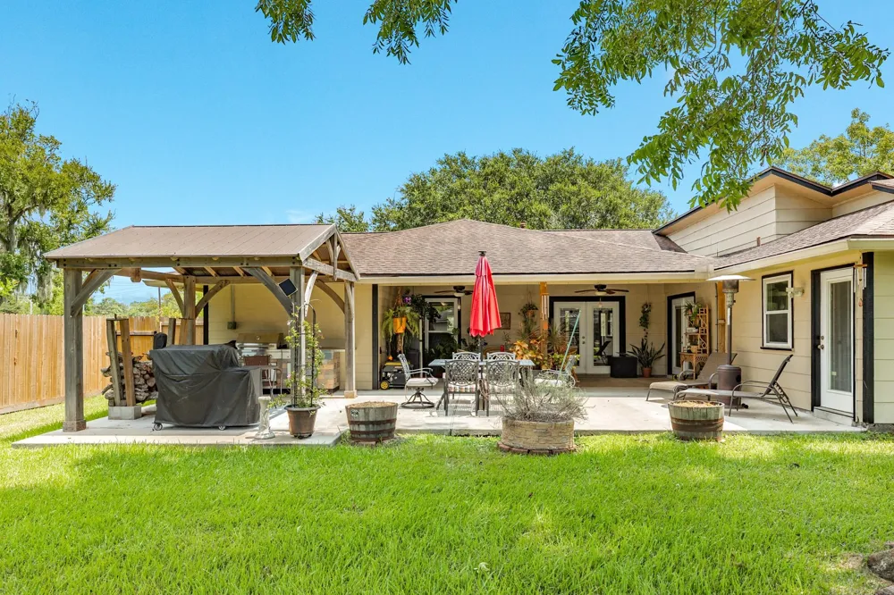 54 Royal Oak Circle Lake Jackson, TX 77566