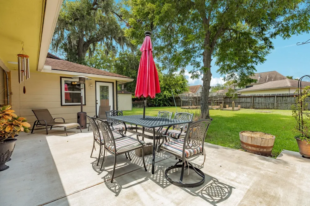 54 Royal Oak Circle Lake Jackson, TX 77566