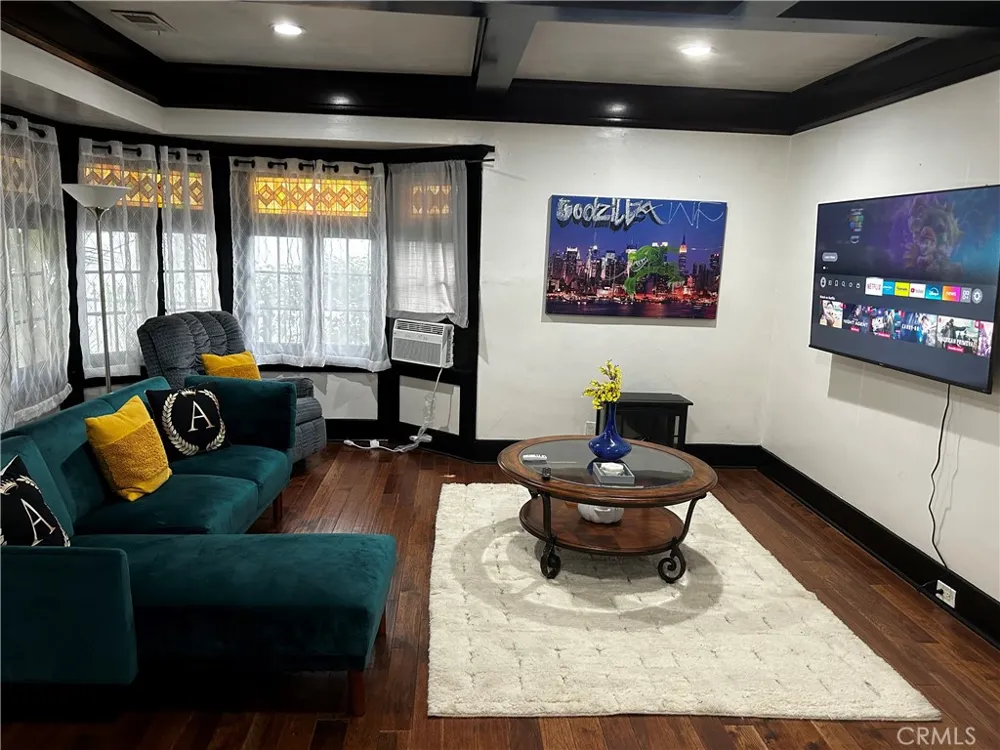 4727 Oakwood Avenue Los Angeles, CA 90004