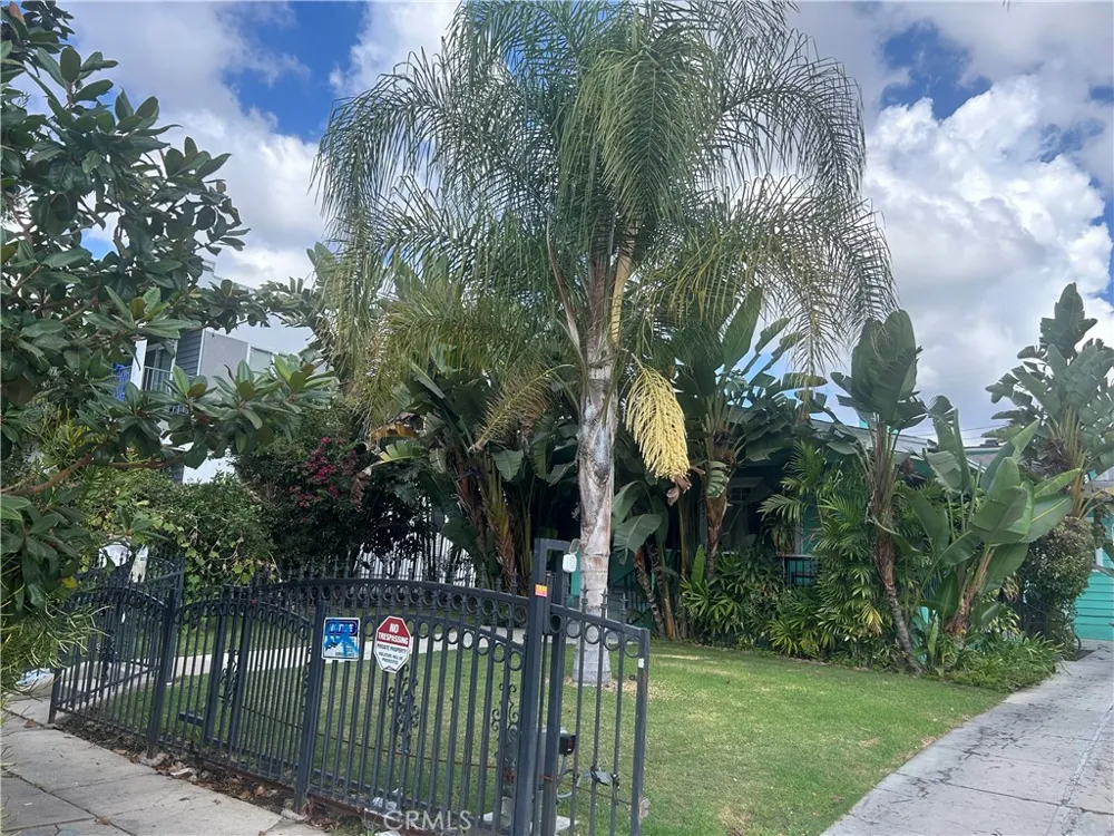 4727 Oakwood Avenue Los Angeles, CA 90004