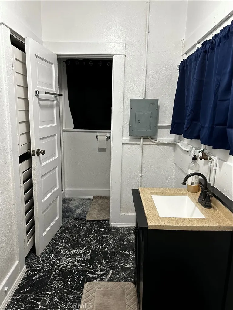 4727 Oakwood Avenue Los Angeles, CA 90004