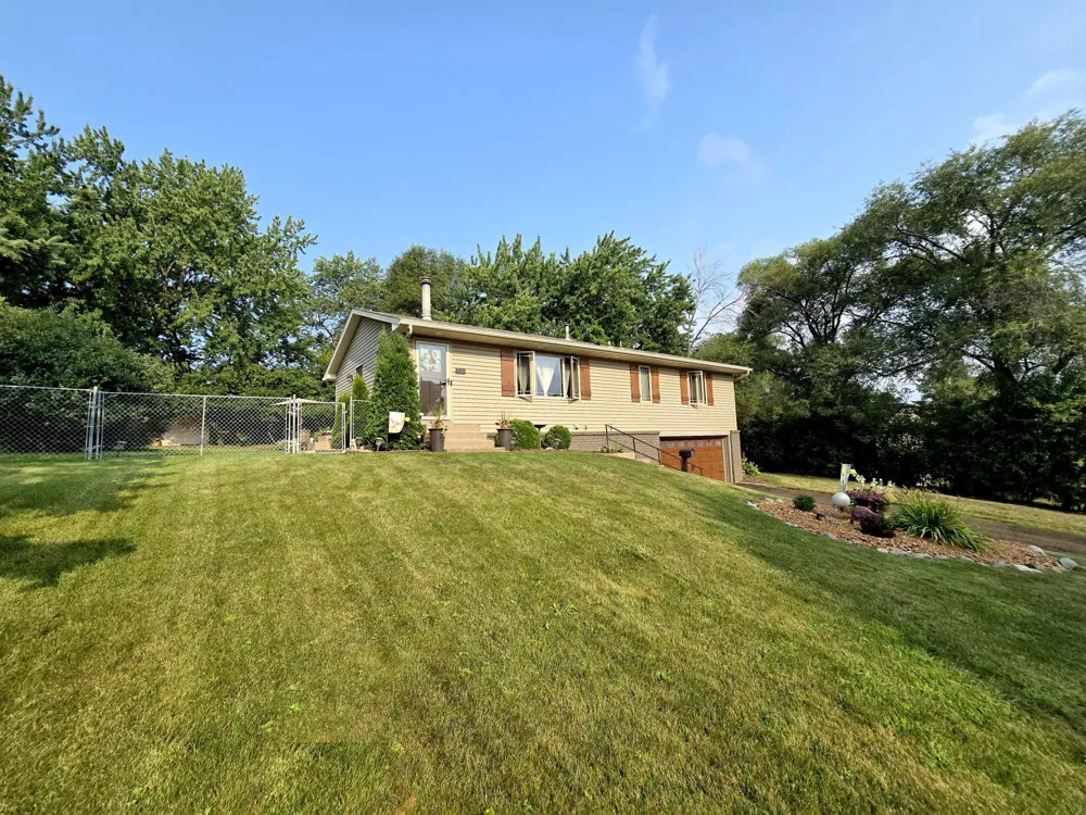 7335 Clayton Avenue Inver Grove Heights, MN 55076