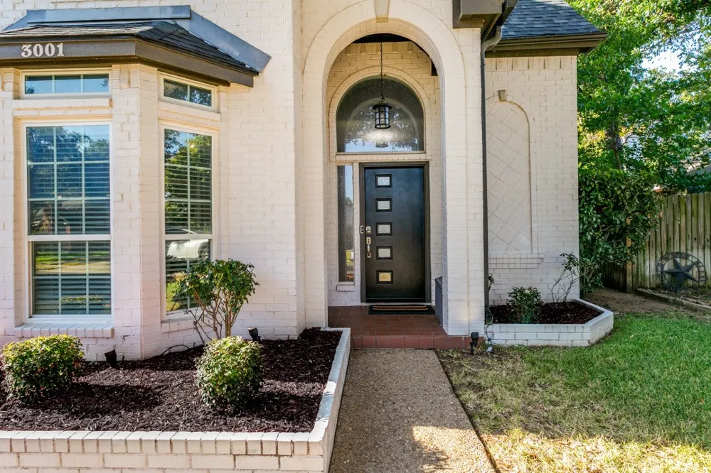 3001 Redstone Drive Arlington, TX 76001