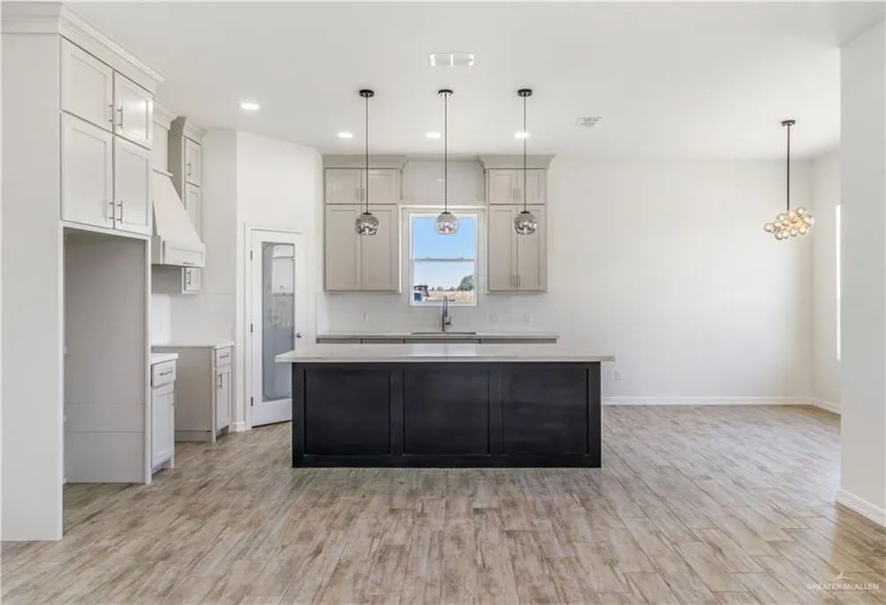 1613 Amanda Mercedes, TX 78570