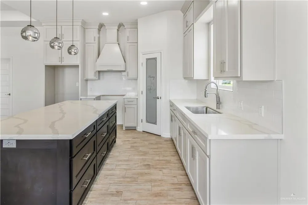 1613 Amanda Mercedes, TX 78570