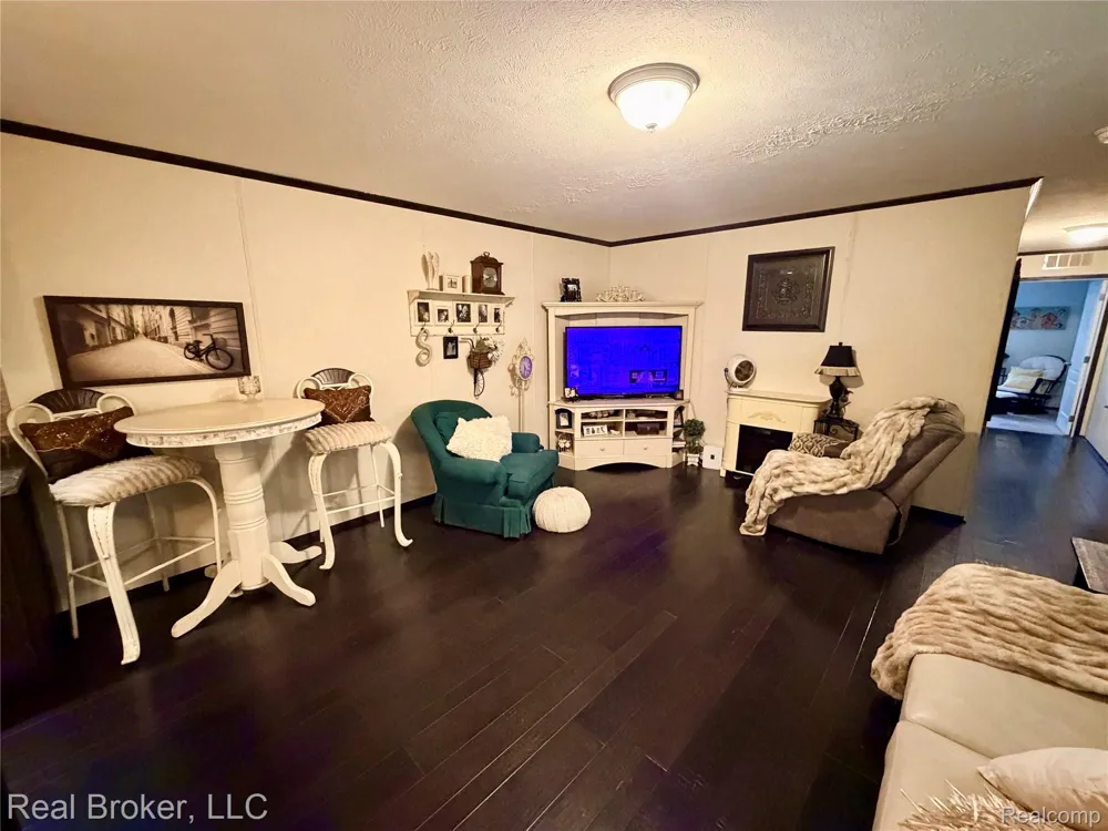 4567 Ashwood Saginaw Charter Township, MI 48603