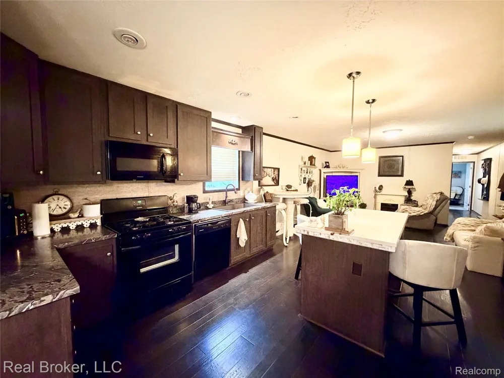 4567 Ashwood Saginaw Charter Township, MI 48603