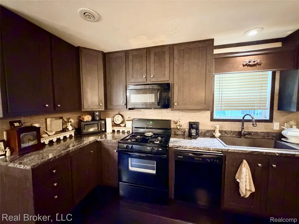 4567 Ashwood Saginaw Charter Township, MI 48603