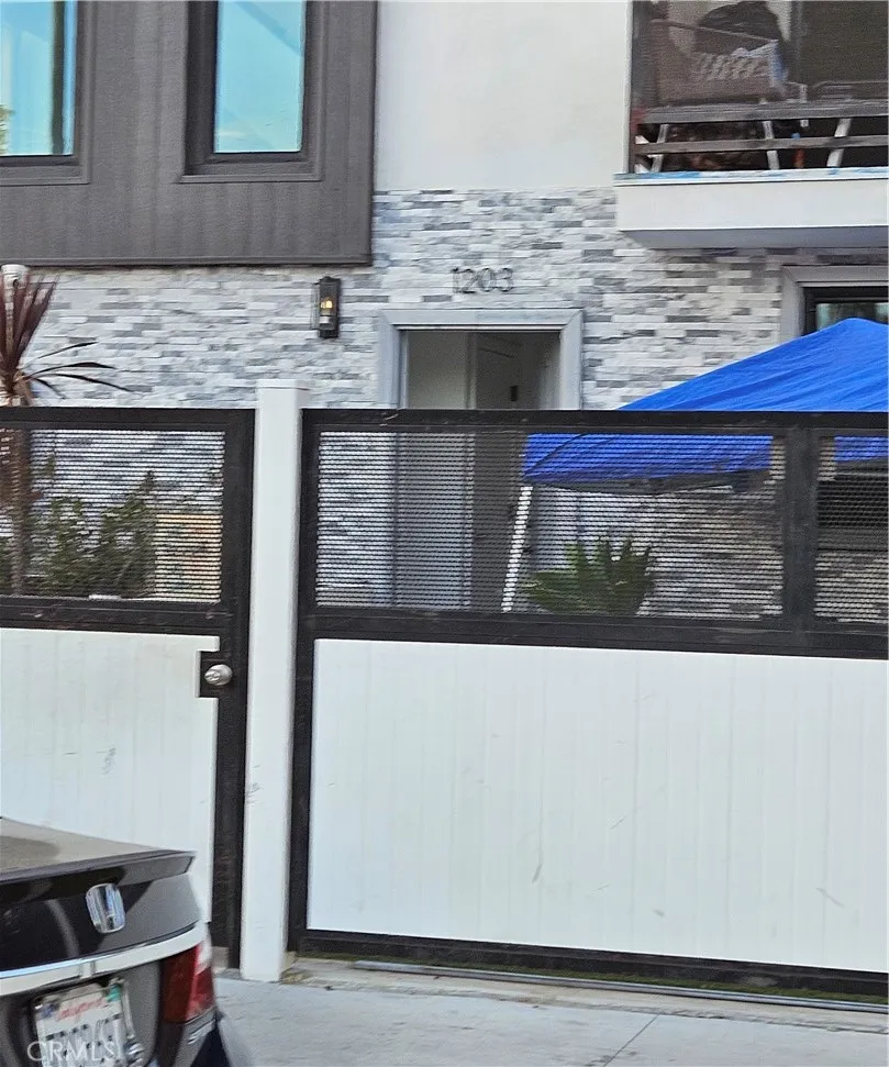 1201 Rolland Curtis Los Angeles, CA 90037