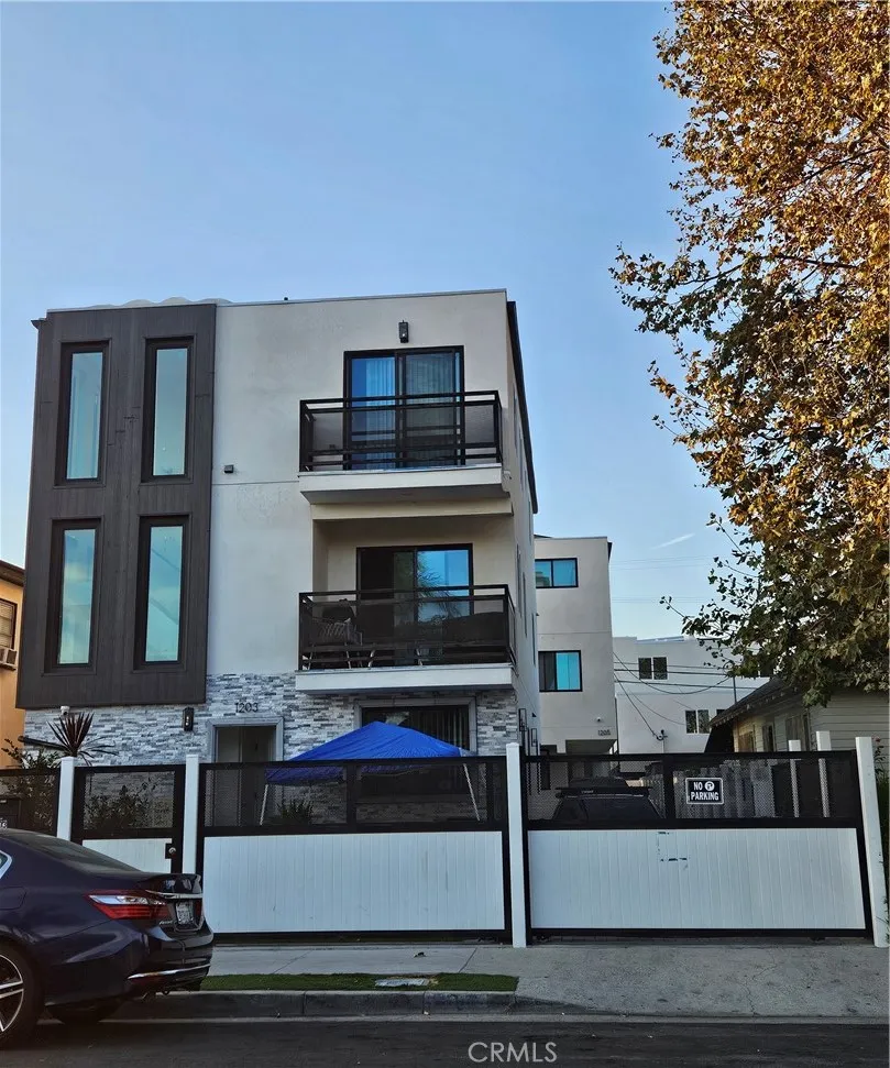 1201 Rolland Curtis Los Angeles, CA 90037