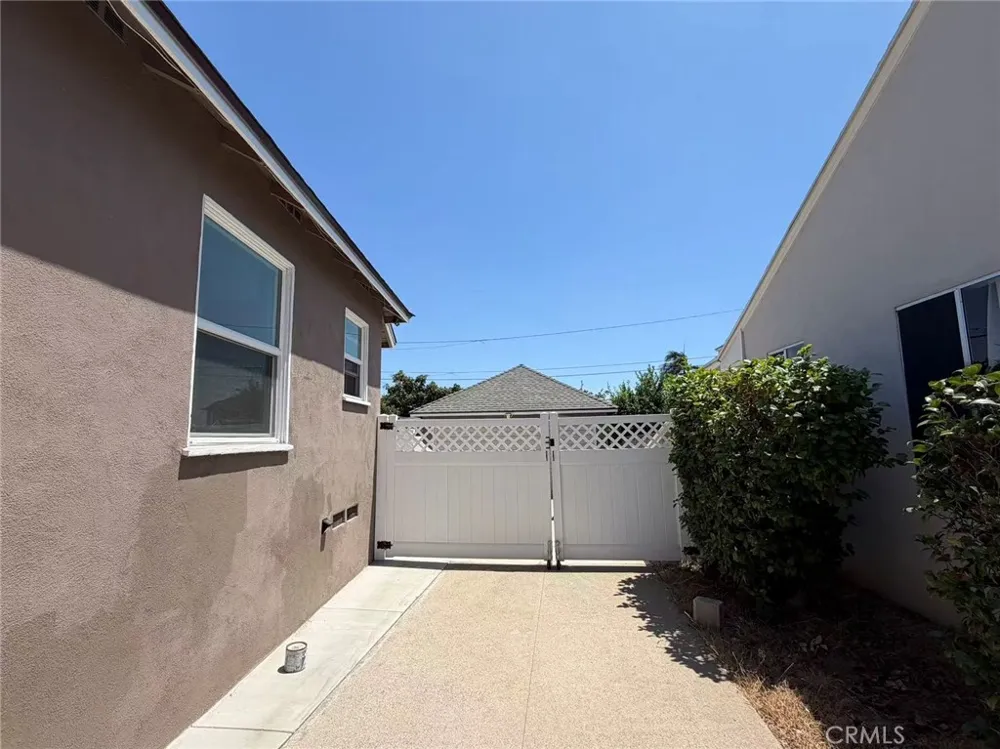 2132 Divine Monterey Park, CA 91754