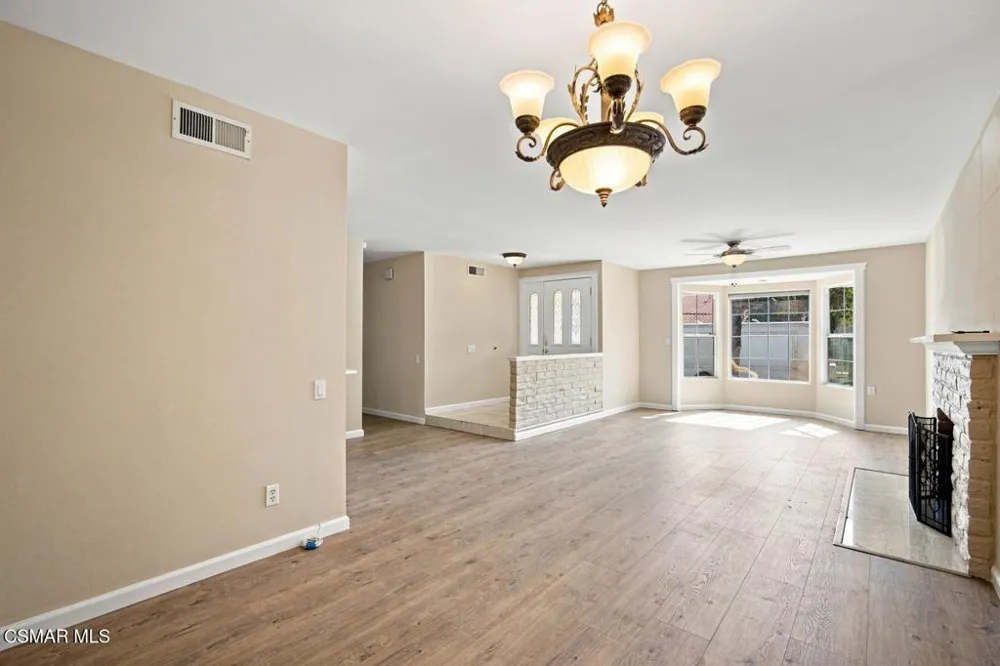 273 Locust Avenue Oak Park, CA 91377