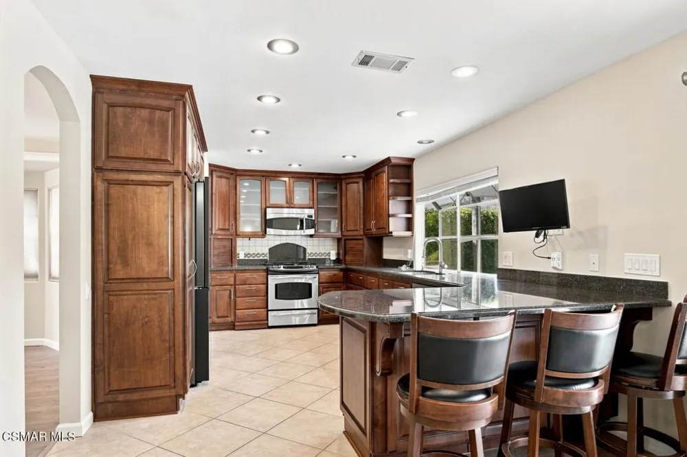 273 Locust Avenue Oak Park, CA 91377