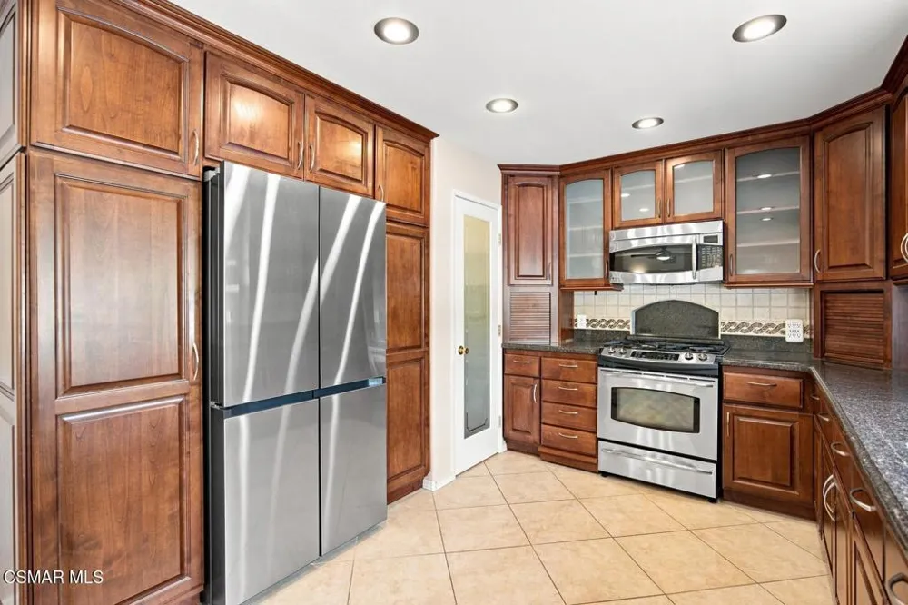 273 Locust Avenue Oak Park, CA 91377