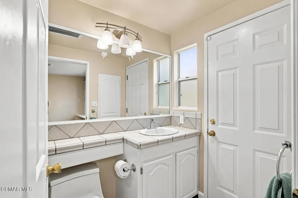 273 Locust Avenue Oak Park, CA 91377