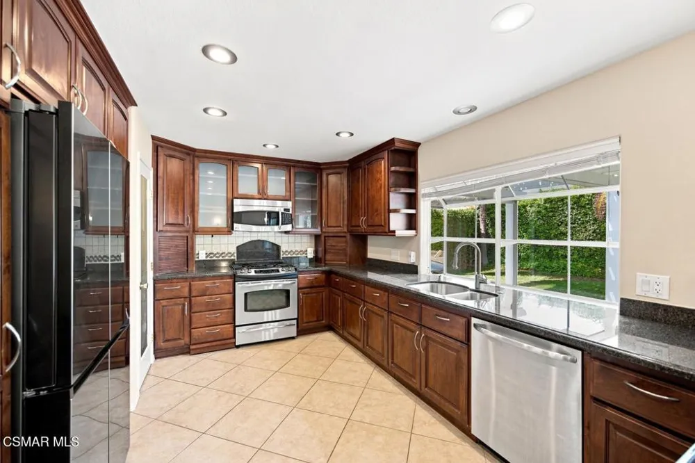 273 Locust Avenue Oak Park, CA 91377