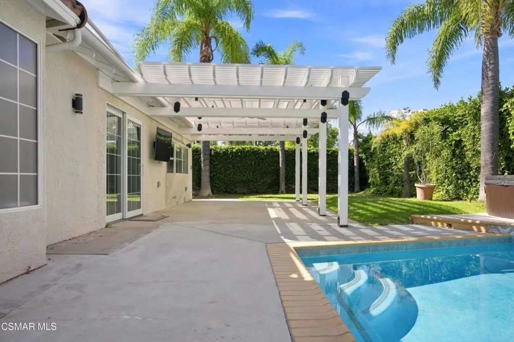 273 Locust Avenue Oak Park, CA 91377