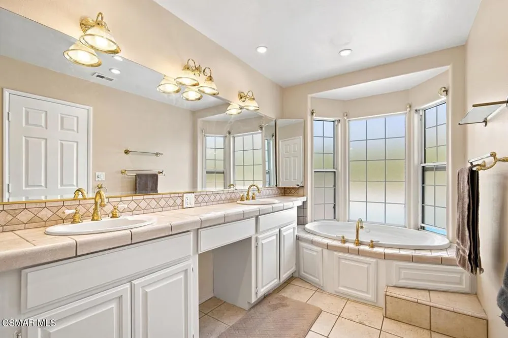 273 Locust Avenue Oak Park, CA 91377