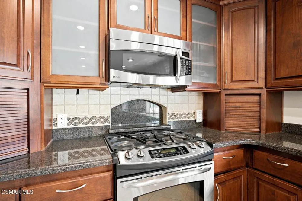 273 Locust Avenue Oak Park, CA 91377