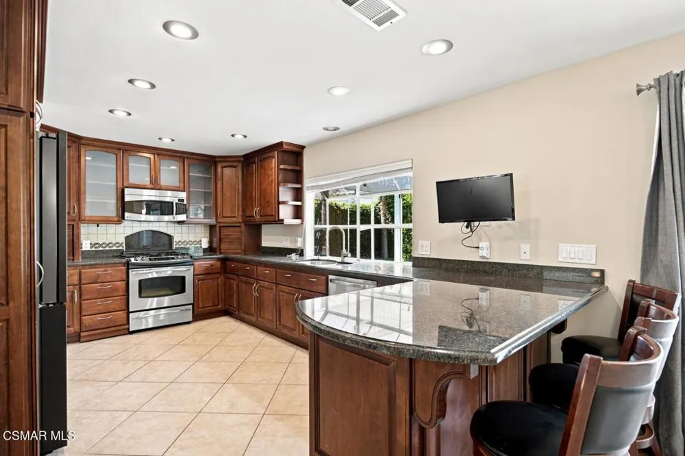 273 Locust Avenue Oak Park, CA 91377
