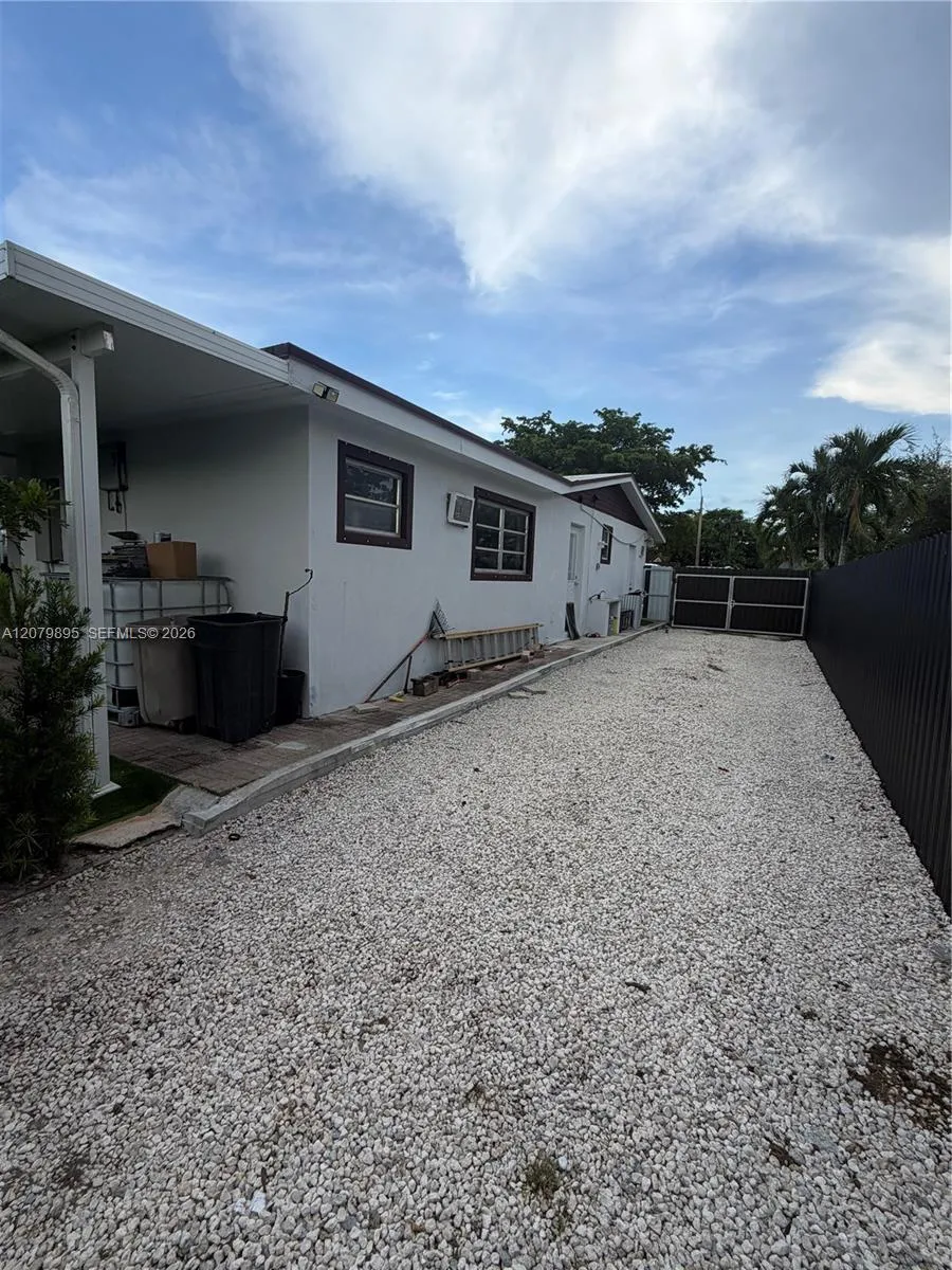 10411 SW sw 51st St Miami, FL 33165
