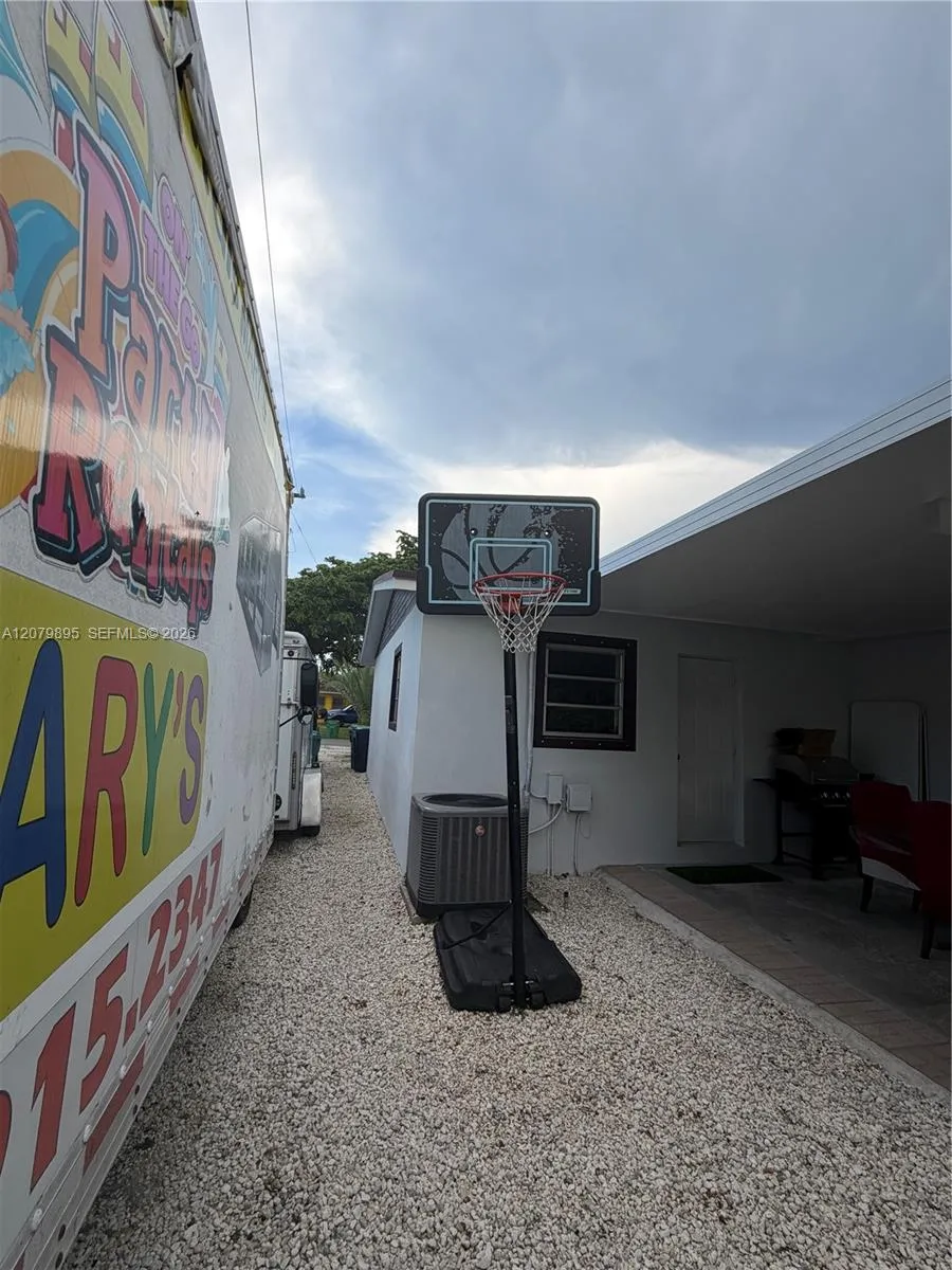 10411 SW sw 51st St Miami, FL 33165