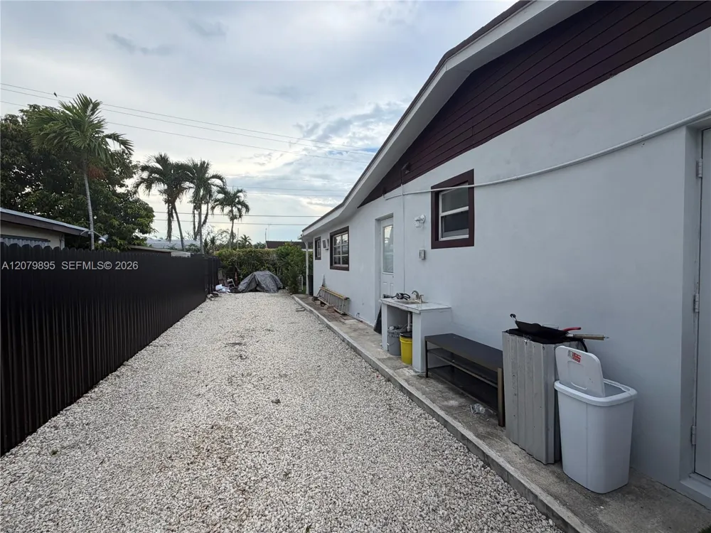 10411 SW sw 51st St Miami, FL 33165