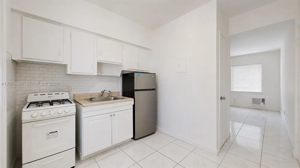 2499 SW 27th St #3 Miami, FL 33133